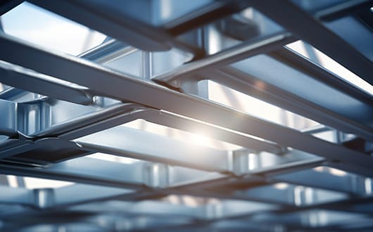 Architektonische Detailaufnahme einer modernen Deckenkonstruktion mit geraden Metallträgern