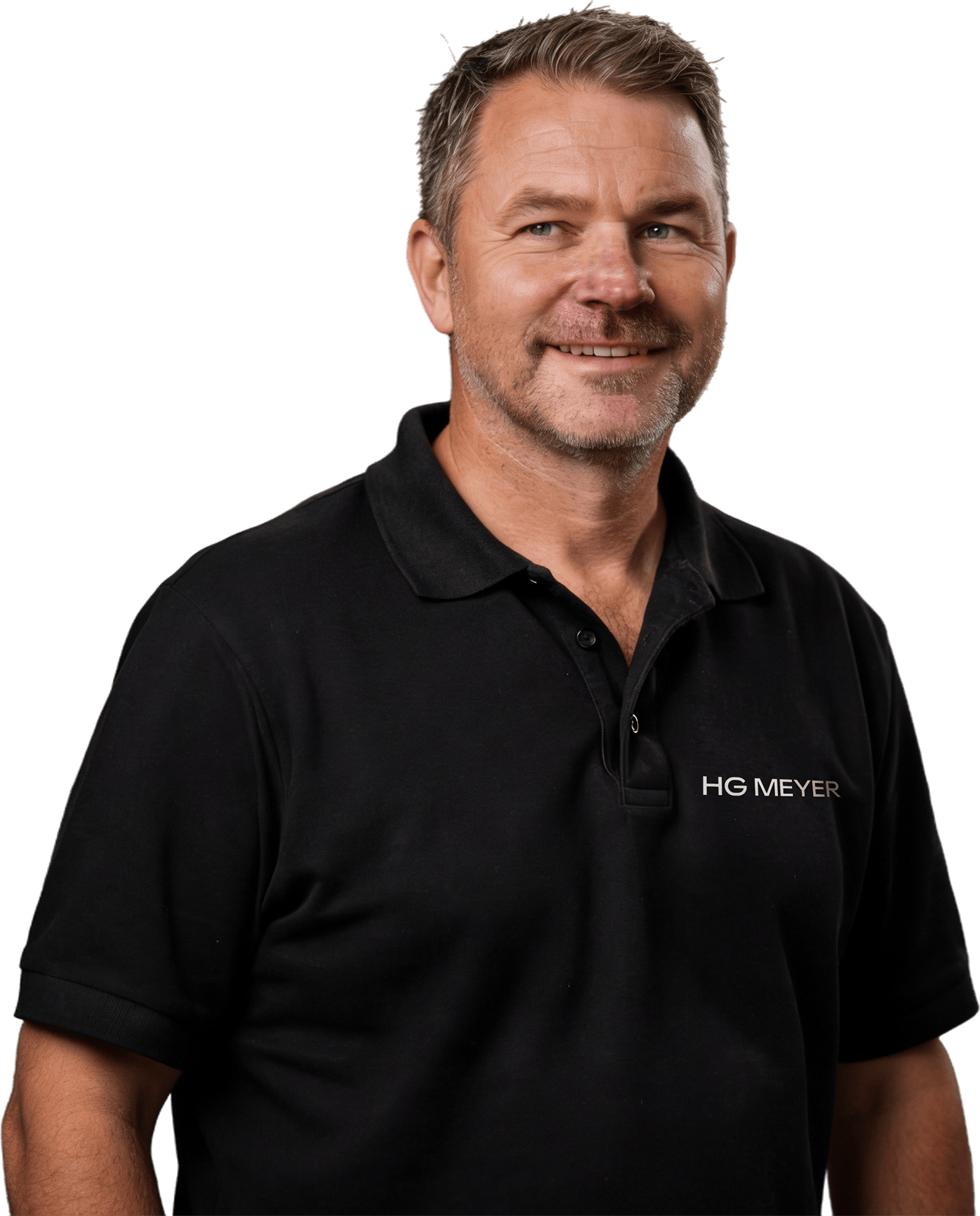 Lächelnder HG Meyer Mitarbeiter in schwarzem Polo-Shirt vor hellem Hintergrund