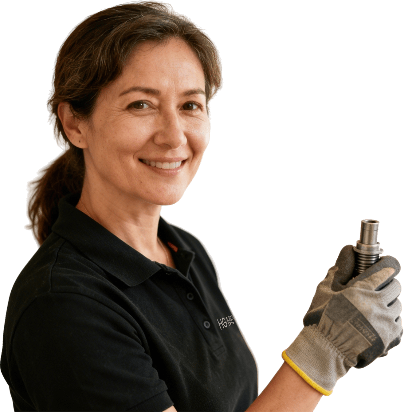 Mitarbeiterin von HG Meyer mit Schutzhandschuhen und metallischem Bauteil lächelt in die Kamera